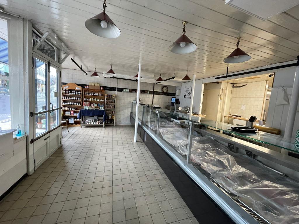 Lot: 35 - MIXED USE INVESTMENT PROPERTY IN ESSEX COASTAL MARKET TOWN - 